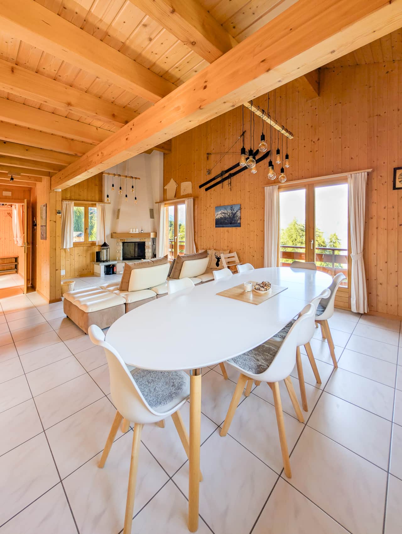 Salon lumineux et spacieux avec cheminée et coin repas.