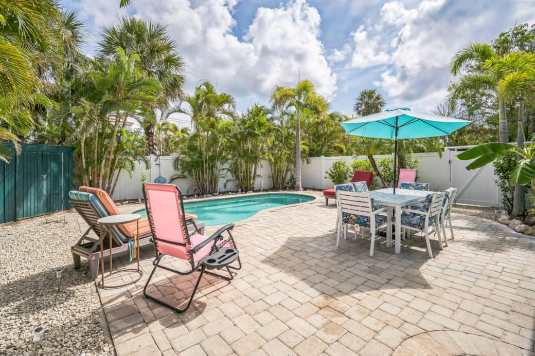 204 Peacock Ln Holmes Beach FL 34217 USA Exterior DSC04588