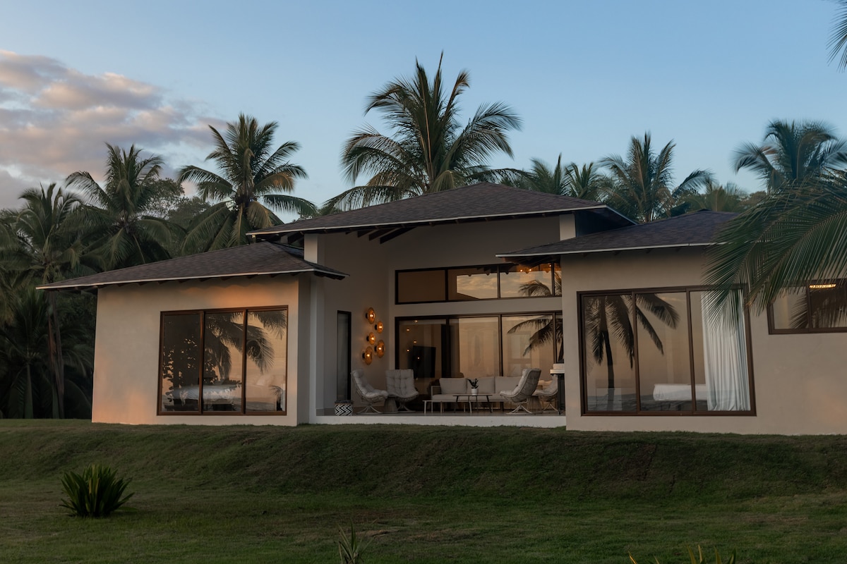 Casa Zola – Beachfront Surf Escape in Morrillo