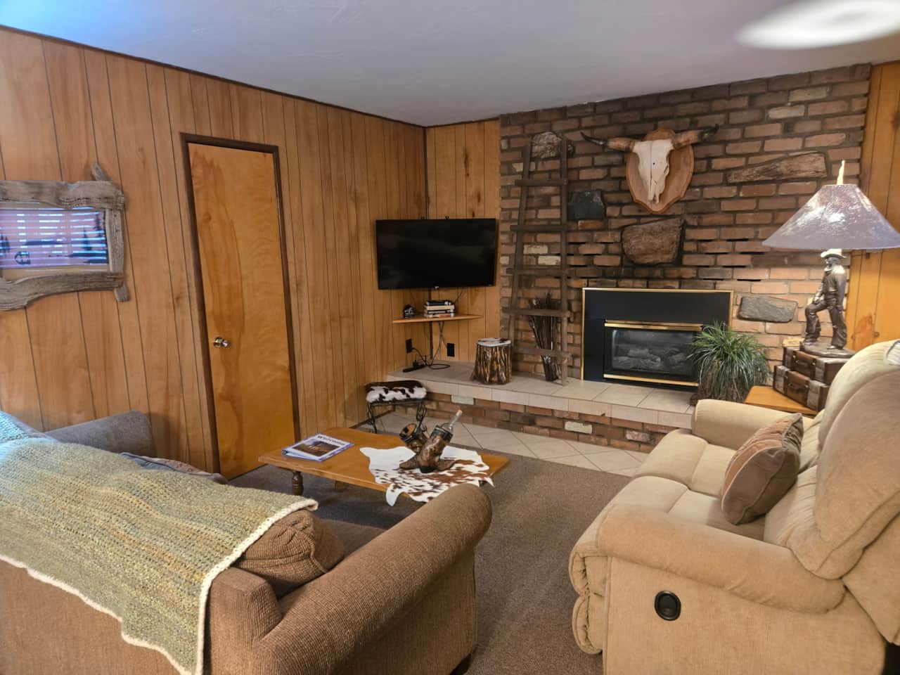 Cabin 9 Living Room (2)