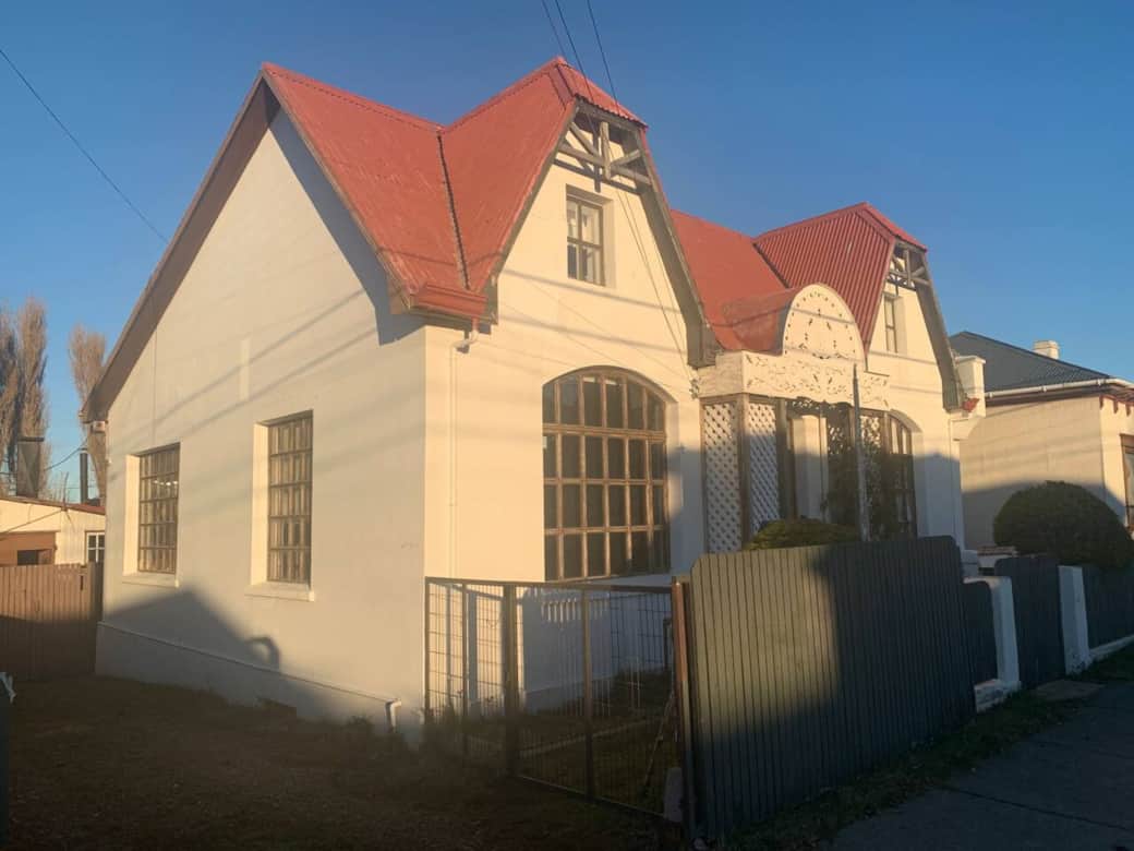 El alojamiento cuenta con estacionamiento gratuito con portón eléctrico con espacio para 2 autos dentro de la propiedad