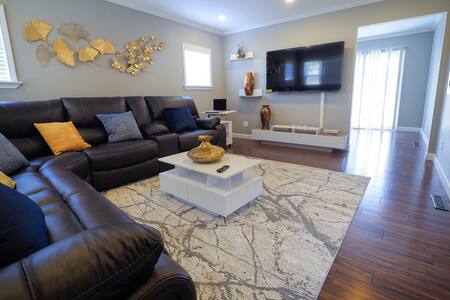 5BR Crew Hub | Sleeps 9+ | Fast WiFi + Parking