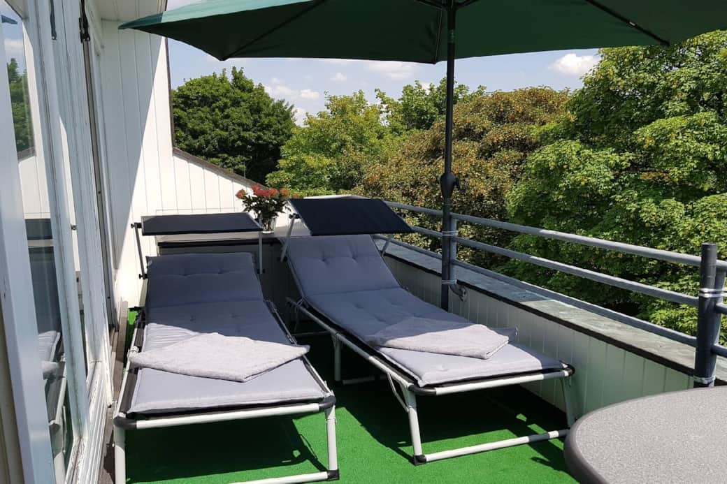 Genießen Sie sonnige Momente auf dem lauschigen Balkon. ARISTA Ferienwohnung Friedrichshafen