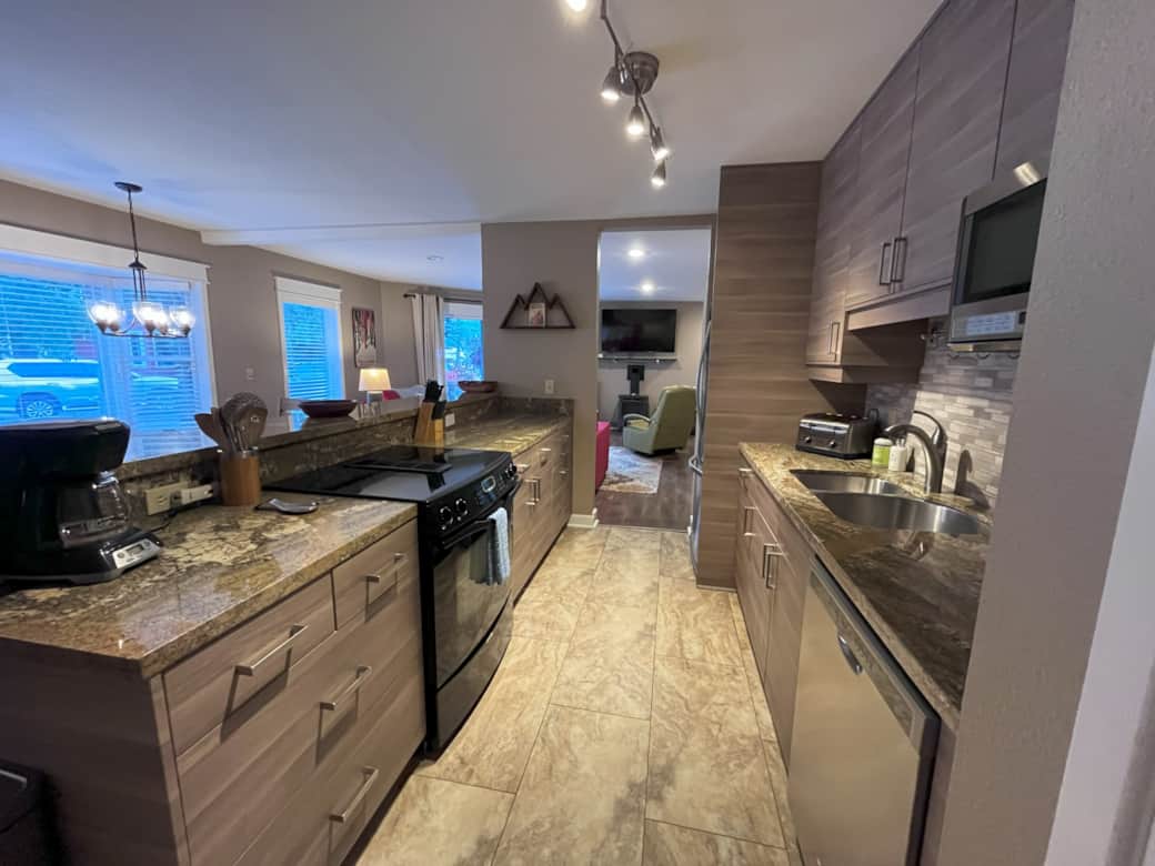 Smuggler Mine features a spacious and fully stocked, updated kitchen