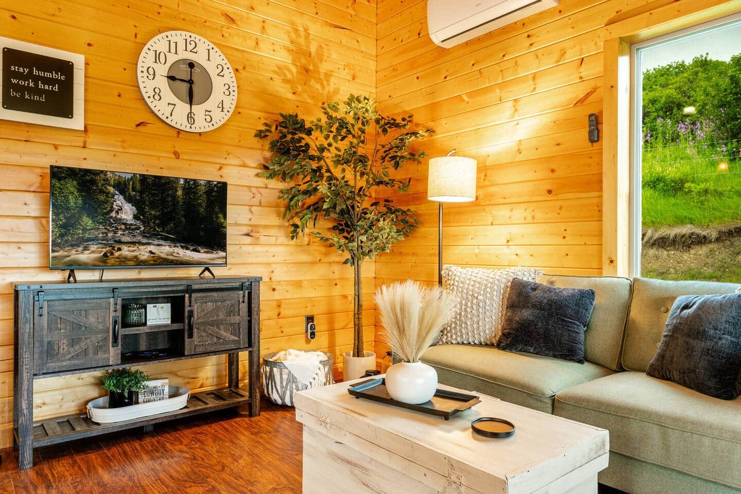 Magpie Cabin exterior