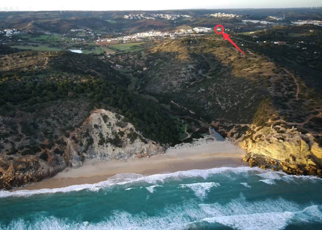 Here's the house in relation to the nearest beach Figueira. Just 2000m away.