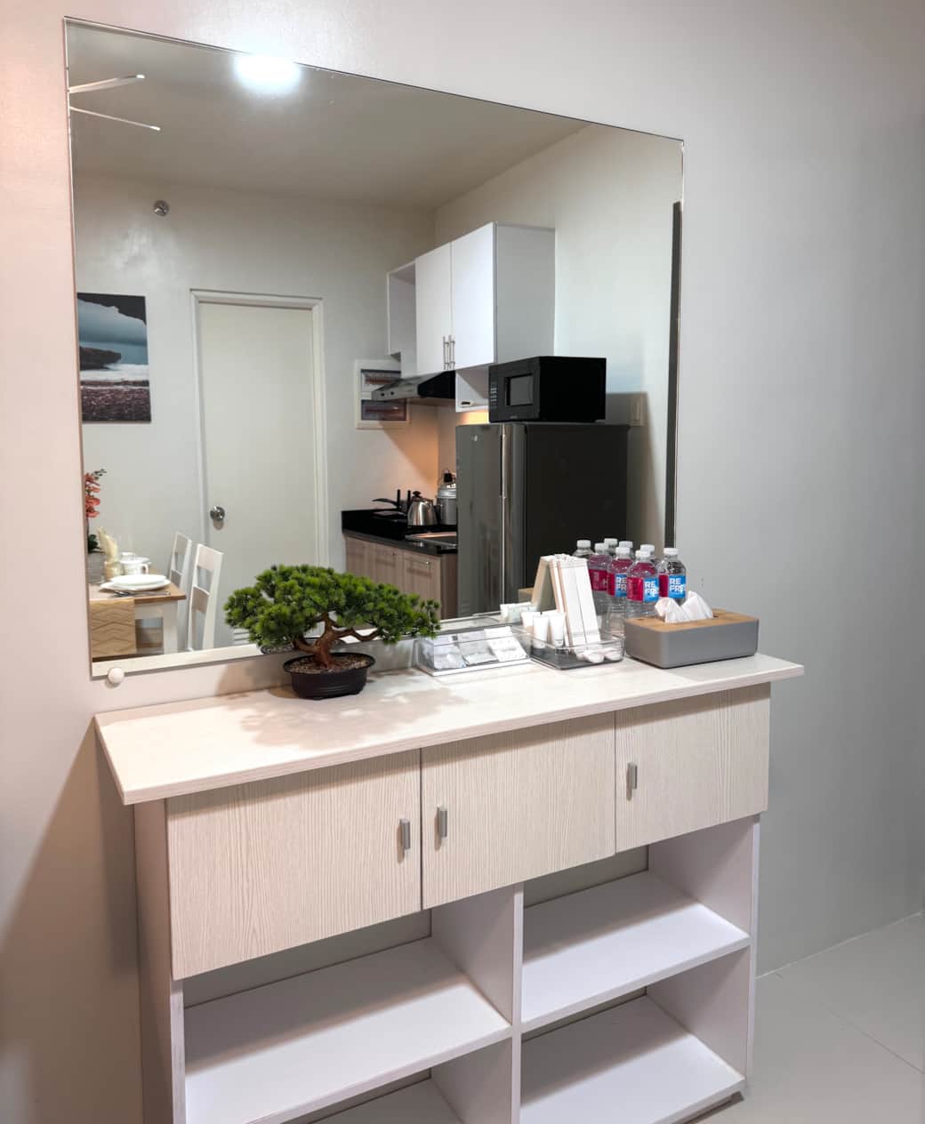 Mirror, Cupboard & Refreshments