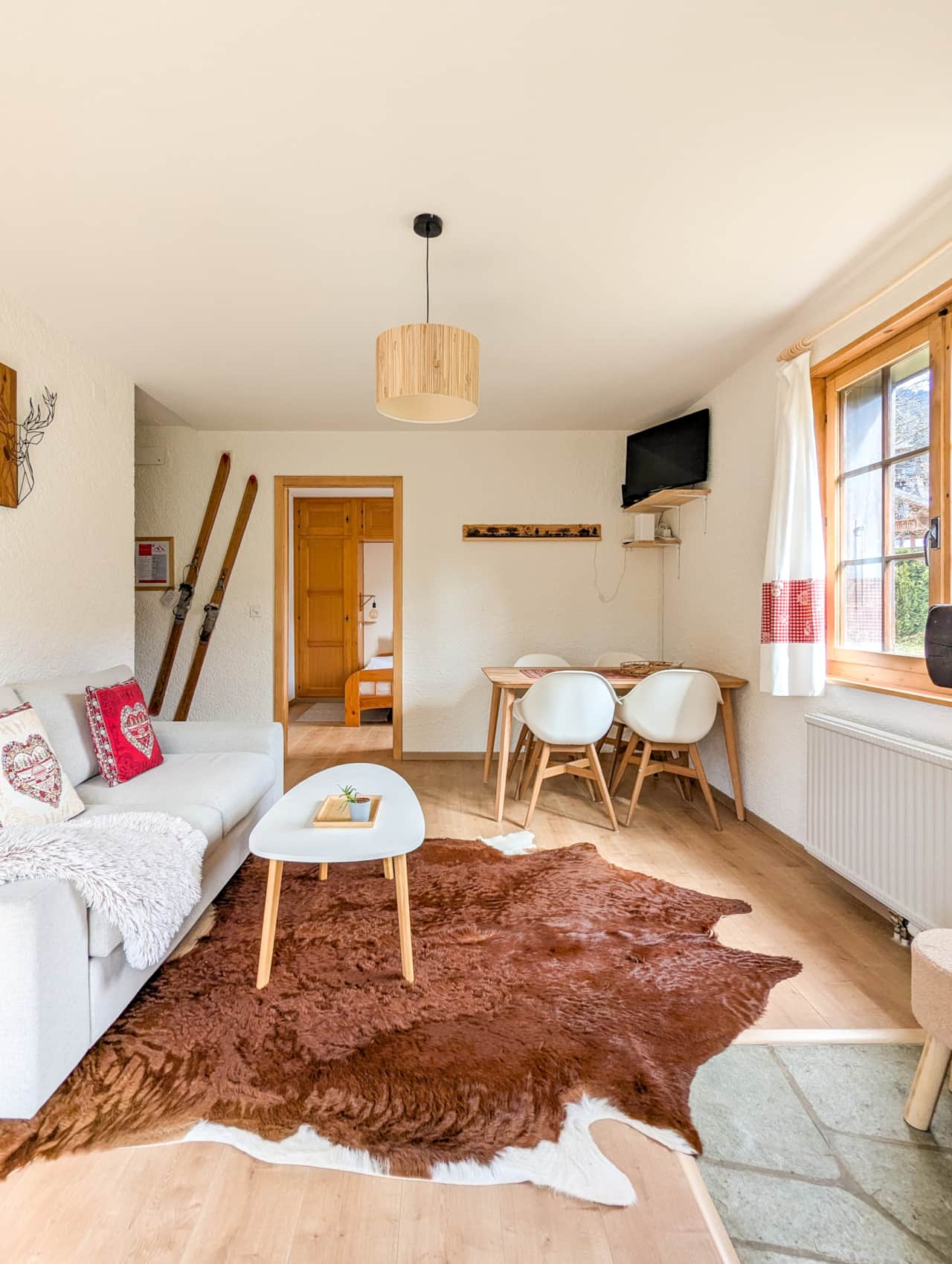 Bright and warm space for family gatherings ☀️