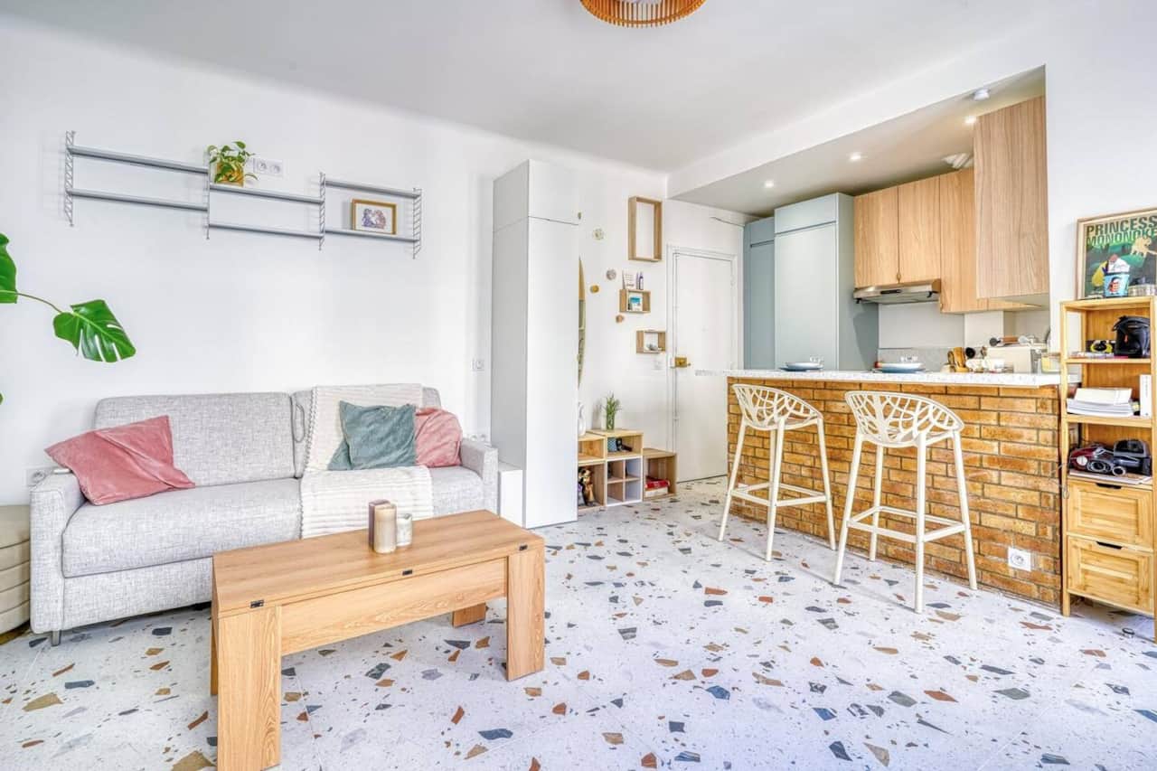 Vue d'ensemble du logement, cuisine équipé, table à manger pour 2 personnes et canapé lit