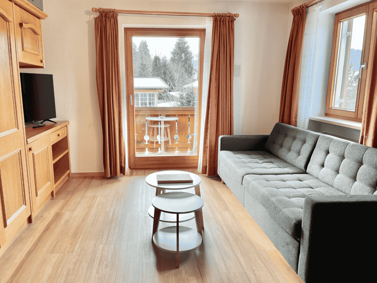 Wohnzimmer mit TV und Schlafsofa (1,50x2,00)