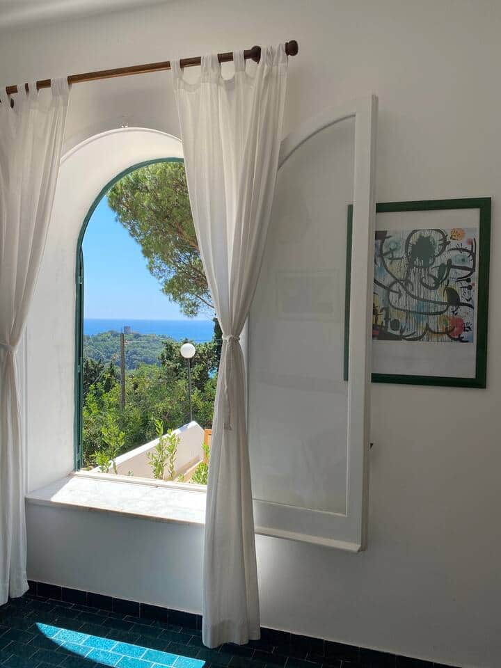 Vista da una delle due finestre della camera matrimoniale