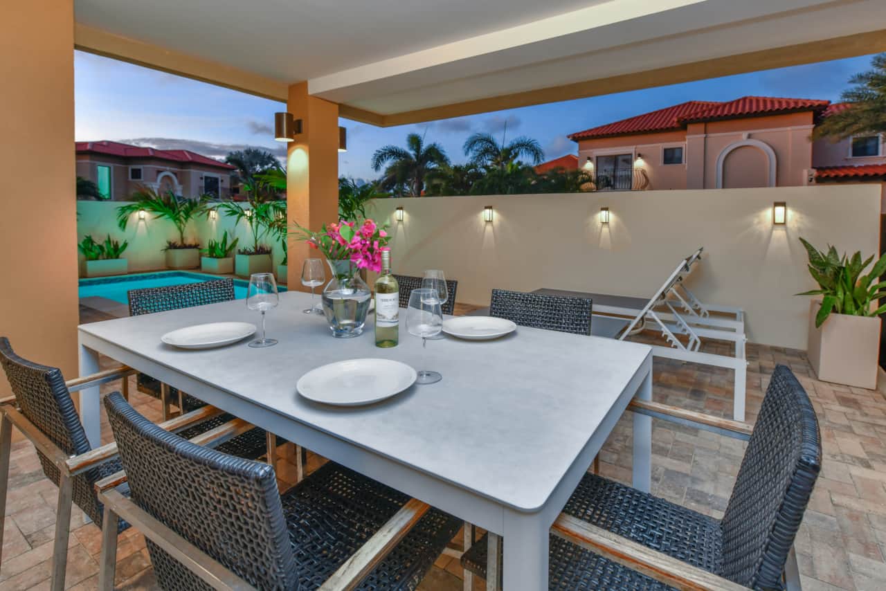Outdoor dining with seating for 6