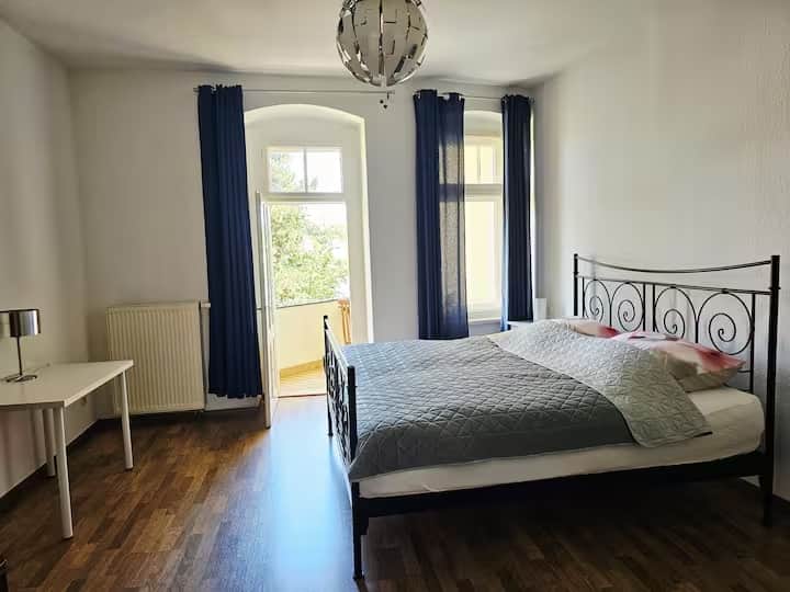 Schlafzimmer zur Neiße mit Balkonzum Frühstücken in der Morgensonne