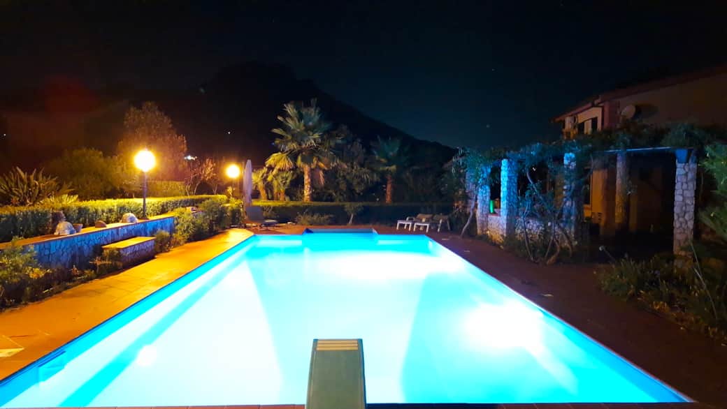 Swimmingpool at night