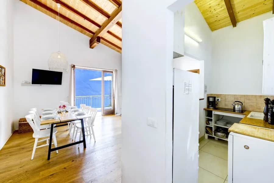 Villa mare di Luci Open-plan kitchen with Lake Garda view