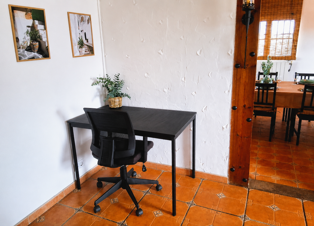 Working Desk with WiFi