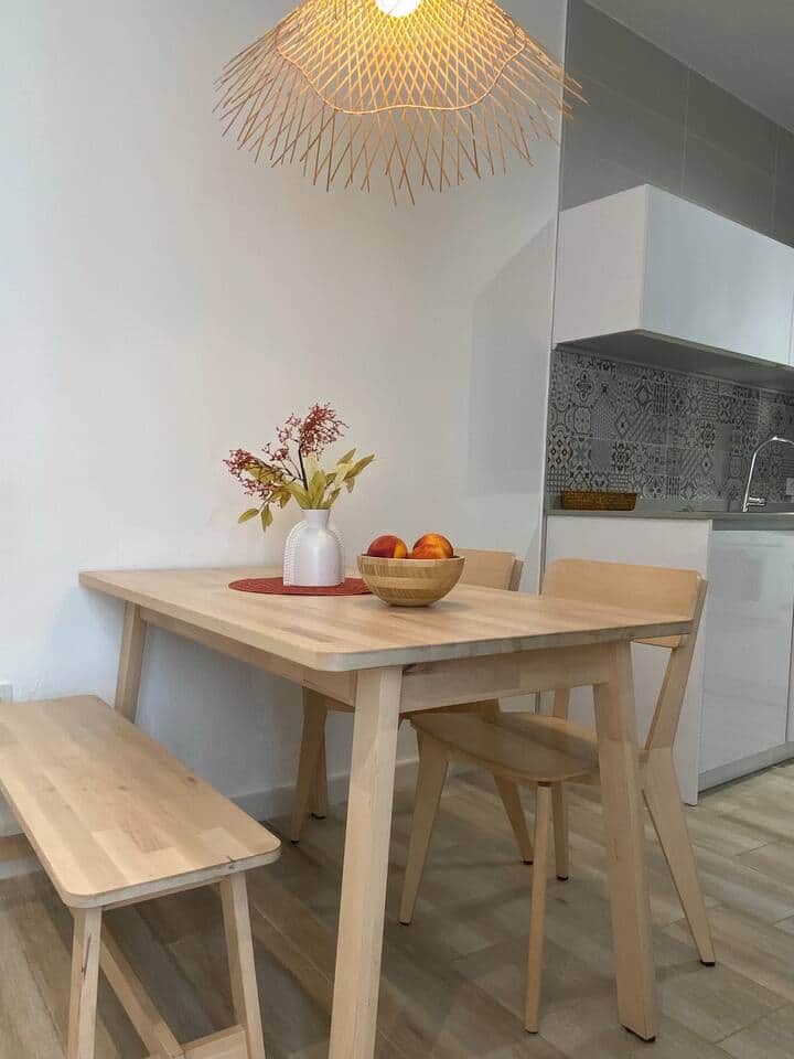 Amplia mesa de madera para tus comidas y cenas en la vivienda.