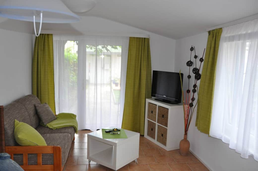 mit Schlafcouch  140 x 190 cm. 