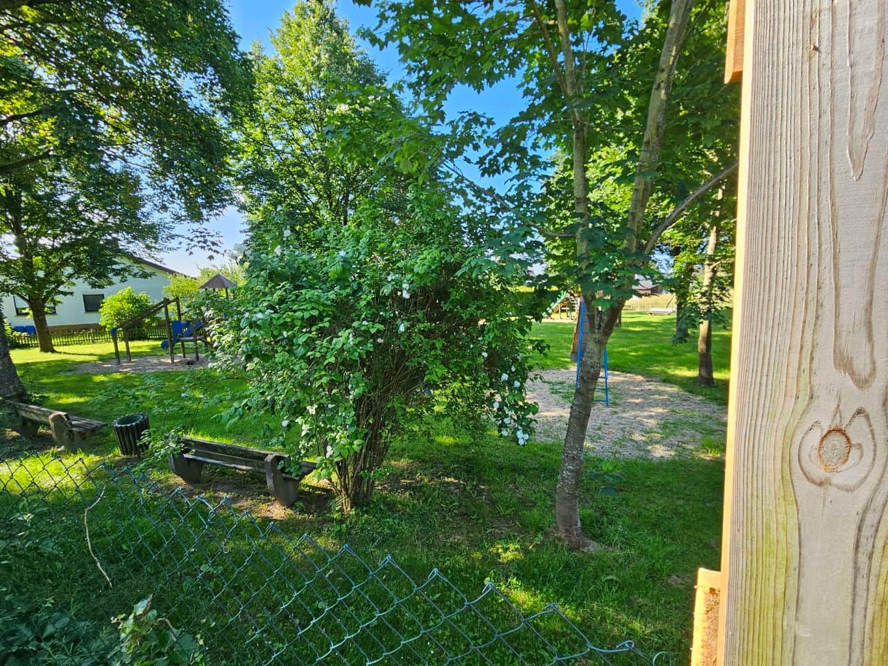 Garten, Terrasse und Spielplatz