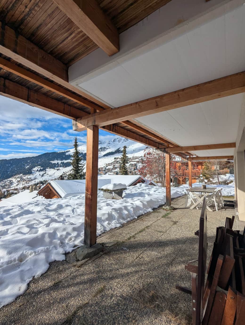 Grande terrasse avec coin repas extérieur. 