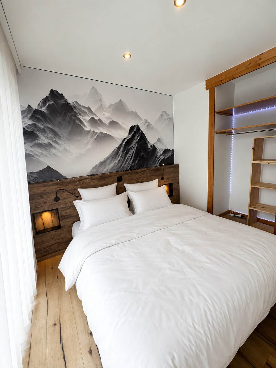 Cette chambre a vue sur le balcon et les montagnes