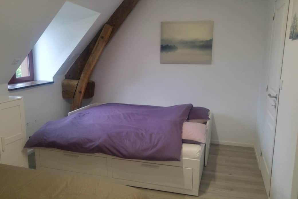 Ce lit escamotable de 160cm de large vous donnera une vue sur le ciel pur étoilé. A défaut, il vous sera aussi loisible de fermer le volet ;-)