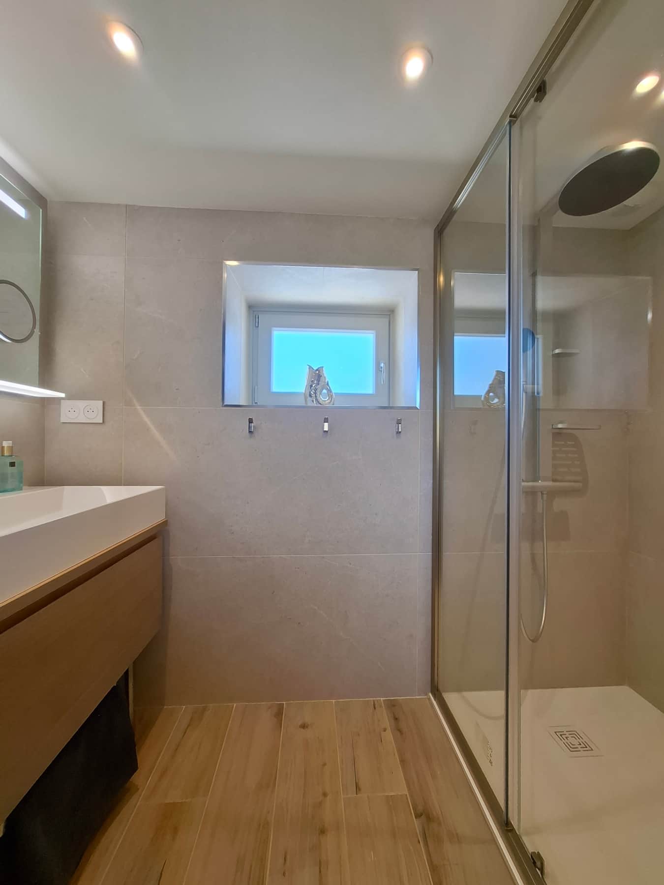 Salle d'eau 1 de plein pied douche généreuse.jpg