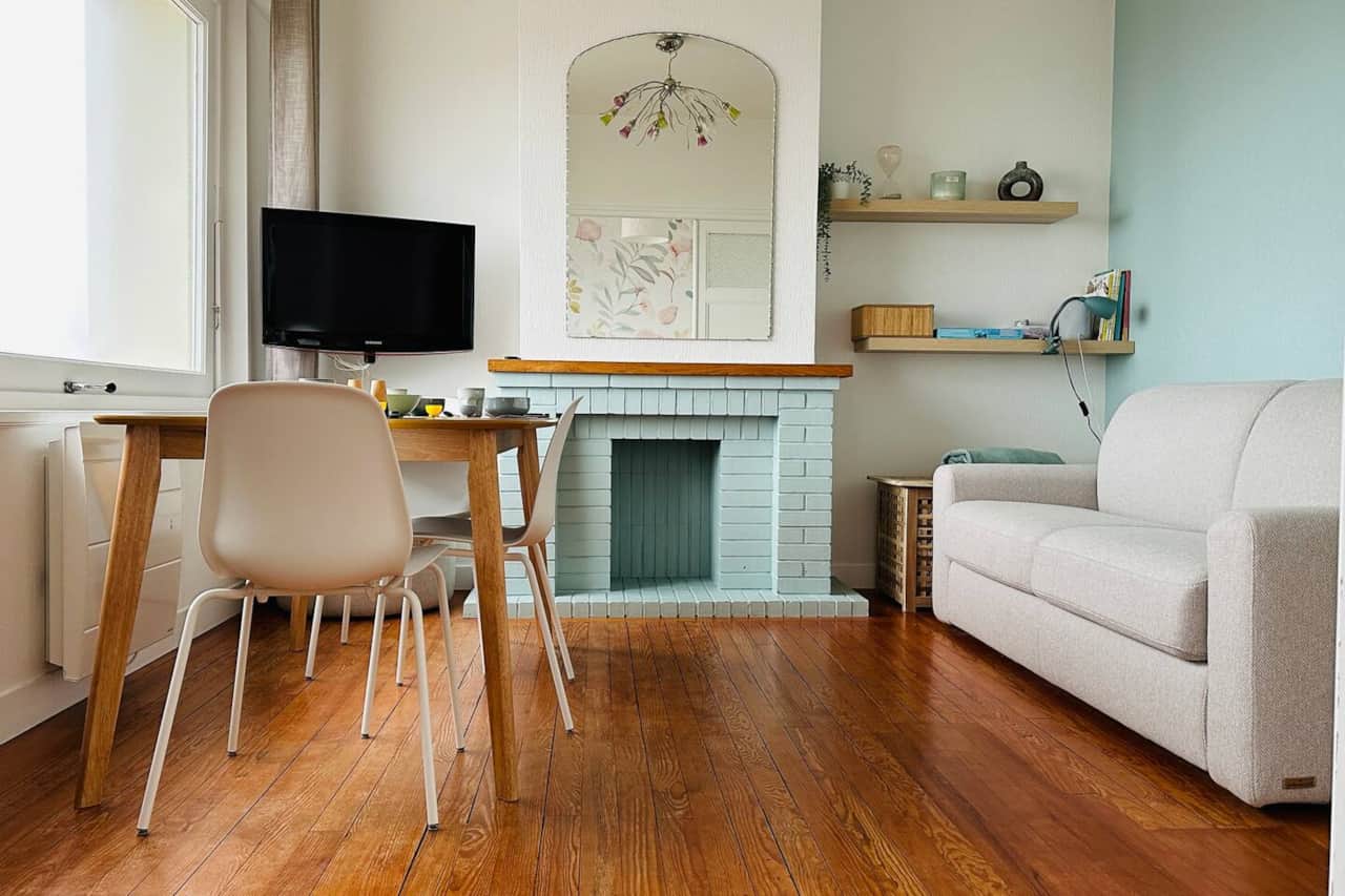Pièce principale avec vue mer, canapé, tv