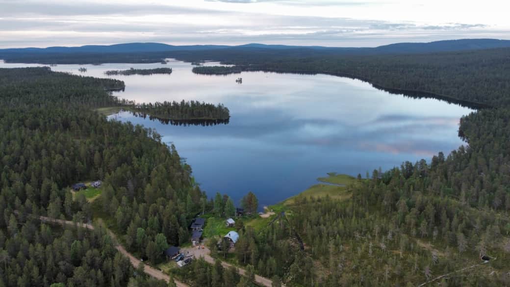 Mökki ja sen vanha asuinkenttä Nangujärven rannalla- Edessä avautuu Valkealahti.