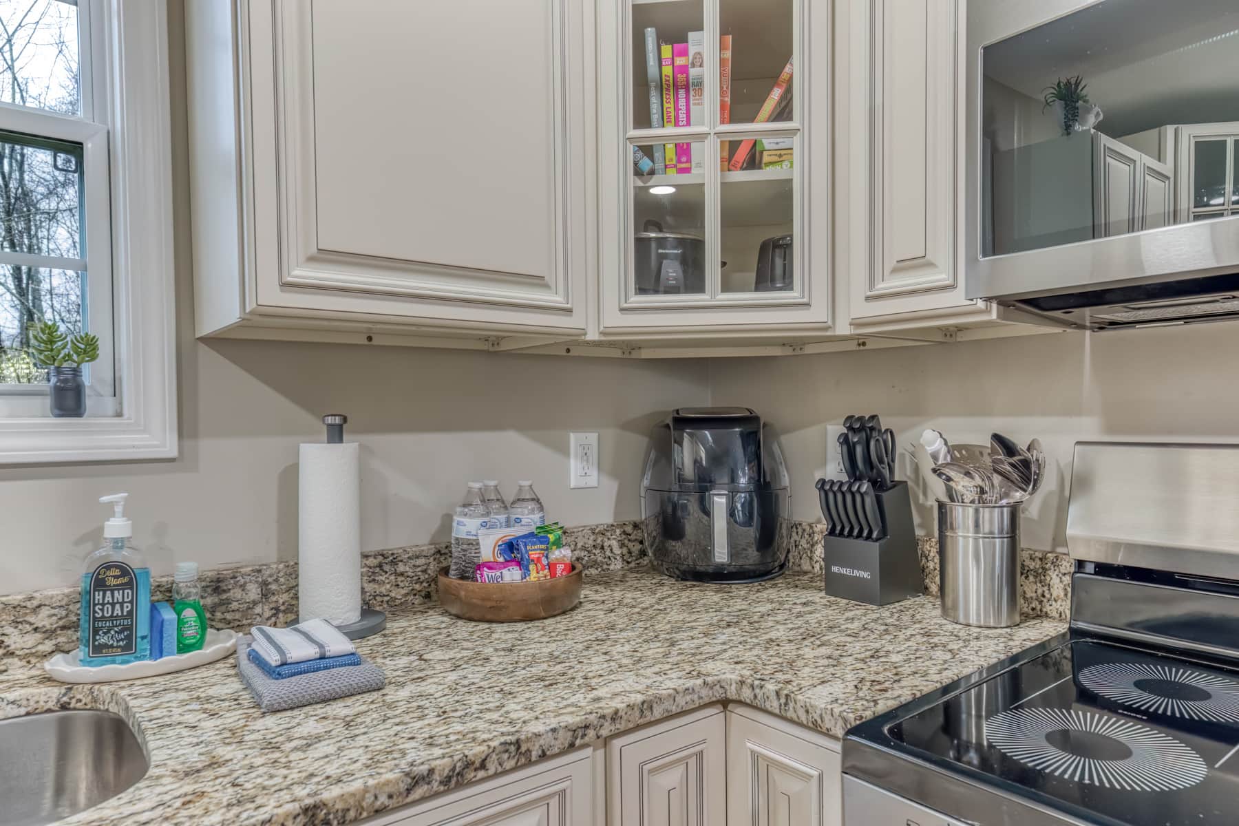 Air fryer, knife set, cookware, and cooking essentials provided for easy meal prep.