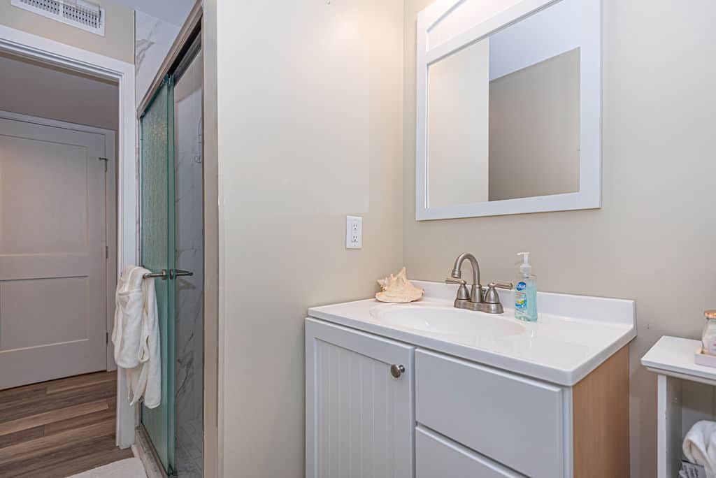 Reverse view of Full bathroom