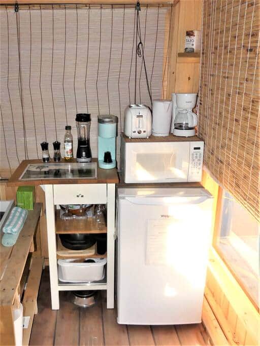 Equipements de cuisine, incluant vaisselle de base pour 3 et wok/poêlon en fonte pour le barbecue