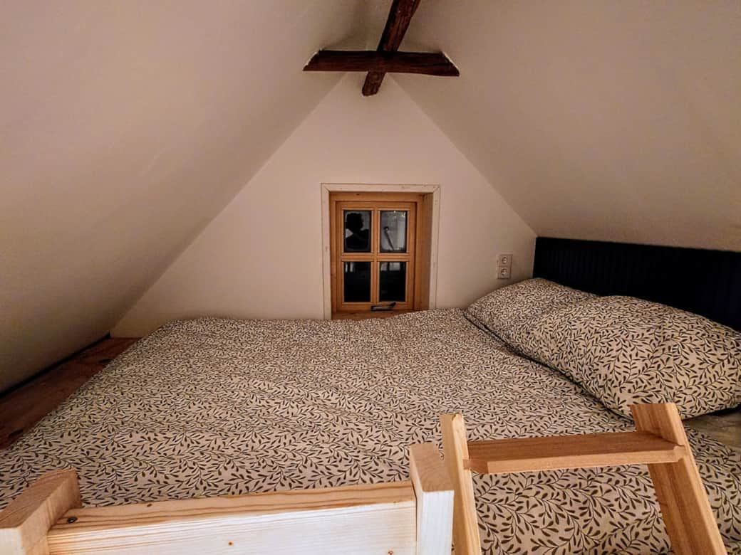 Slaapvide met goed dik matras 20 cm. 160x 200.
stopcontact om de telefoons op te laden en genoeg hoogte om als volwassene te bewegen.