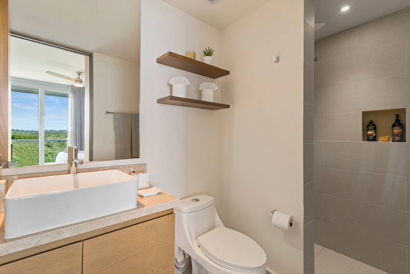 Enjoy a comfortable bathroom equipped with a detachable showerhead, fresh towels, shampoo, conditioner, and soap. Everything you need for a convenient and relaxing stay.