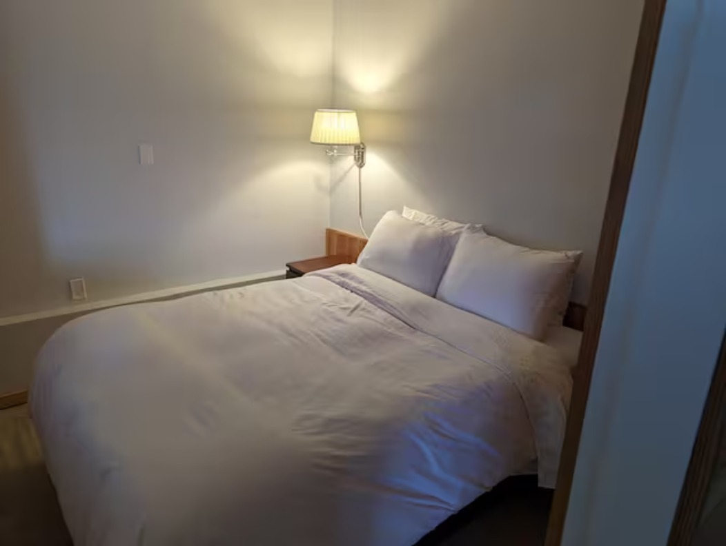 Queen Bed in Bedroom - Cedar Suite | Serviced Apartment