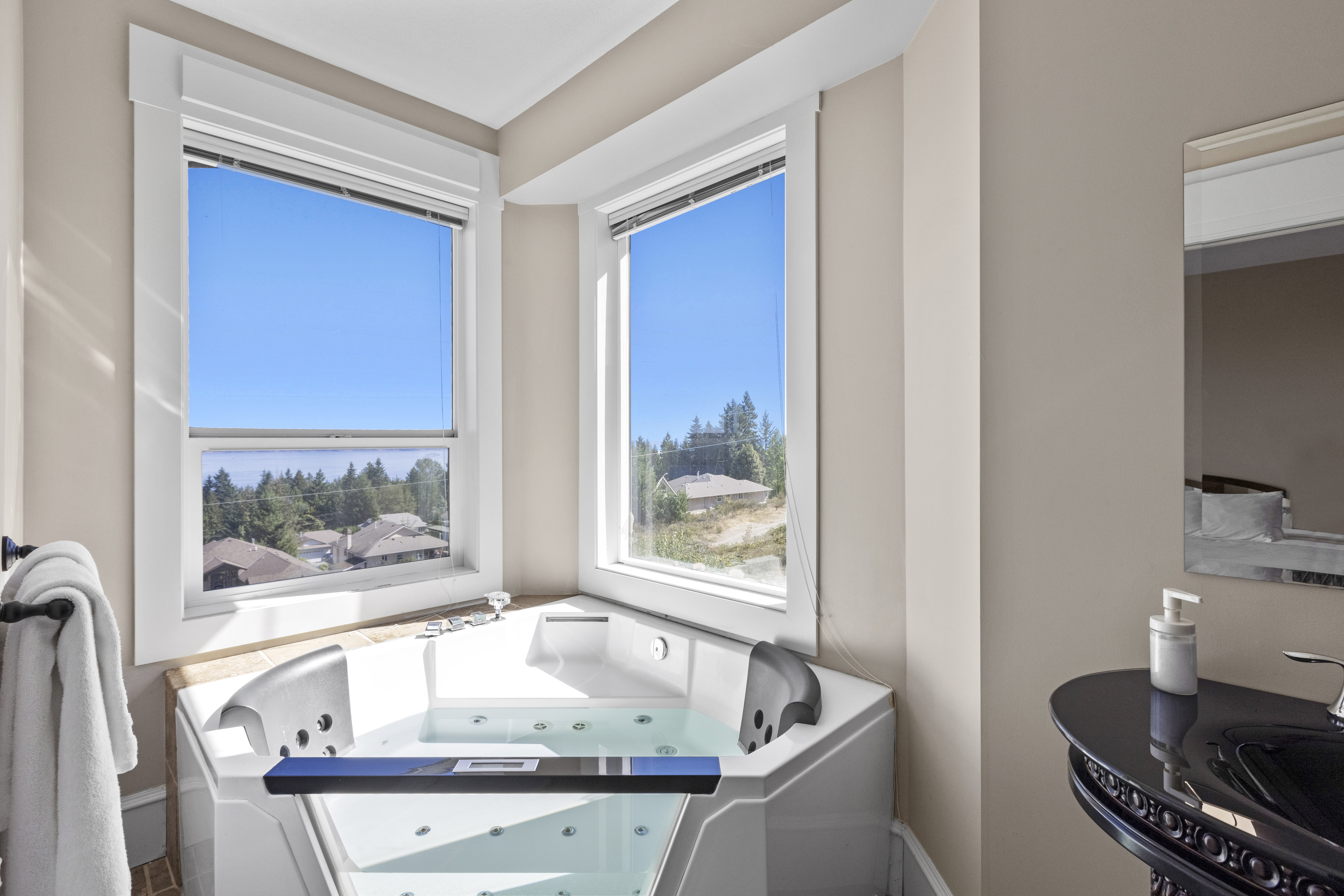 Executive Ocean View 2 bedrooms Sleeps 8 | Pet Friendly - Vacation