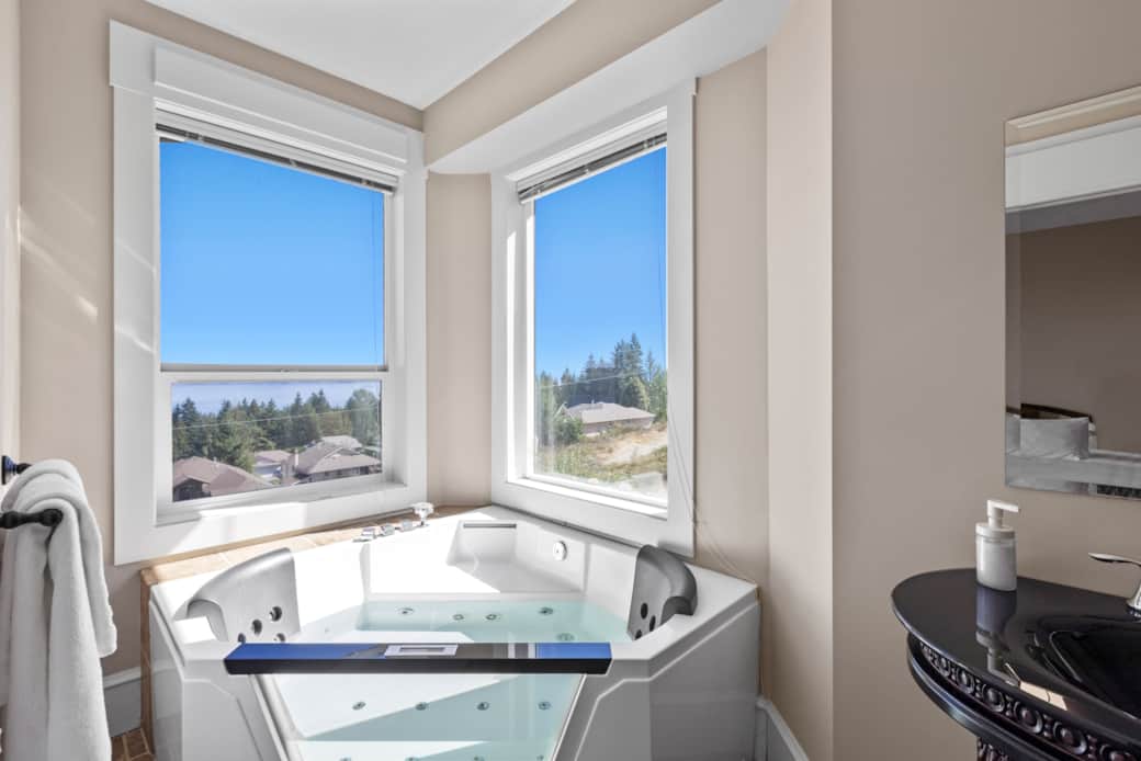 En-suite soaker tub En-suite soaker tub