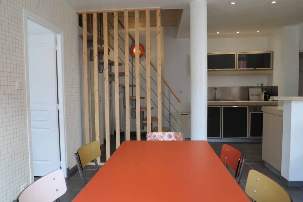 Coin repas très sympa, avec cuisine ouverte très bien équipée. Les escaliers, quant à eux, mènent au niveau de la mezzanine (avec coin couchette : lit 2 places).