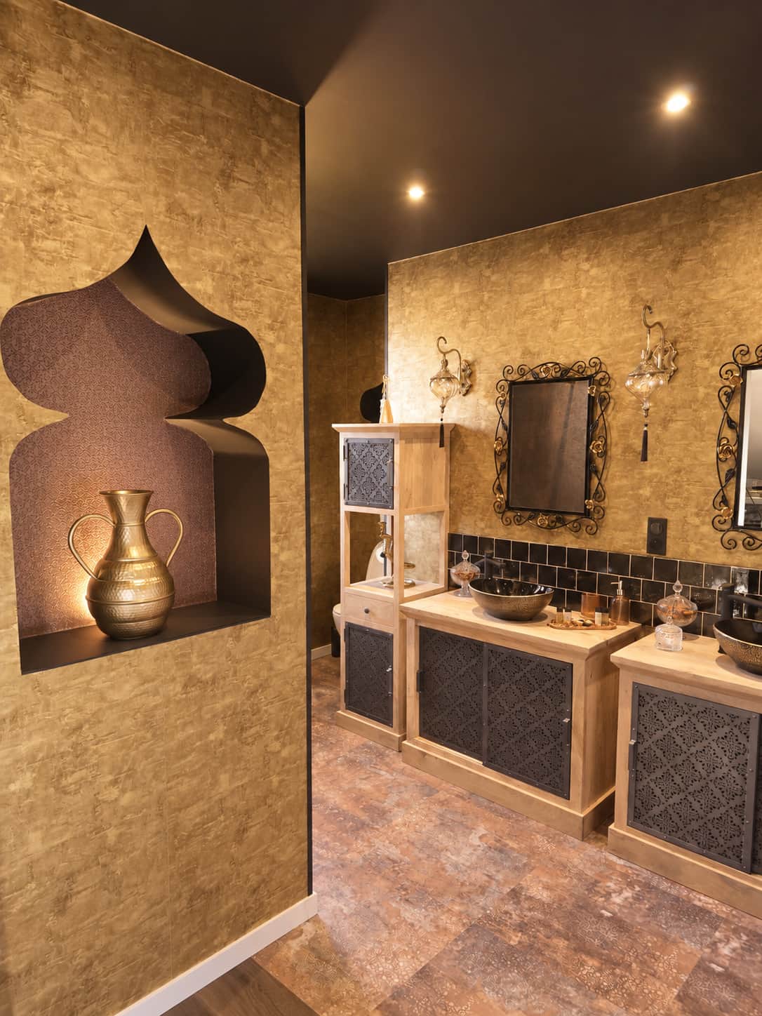 Le décor se prolonge jusque dans la salle de bain, entre formes orientales et lumière chaleureuse
