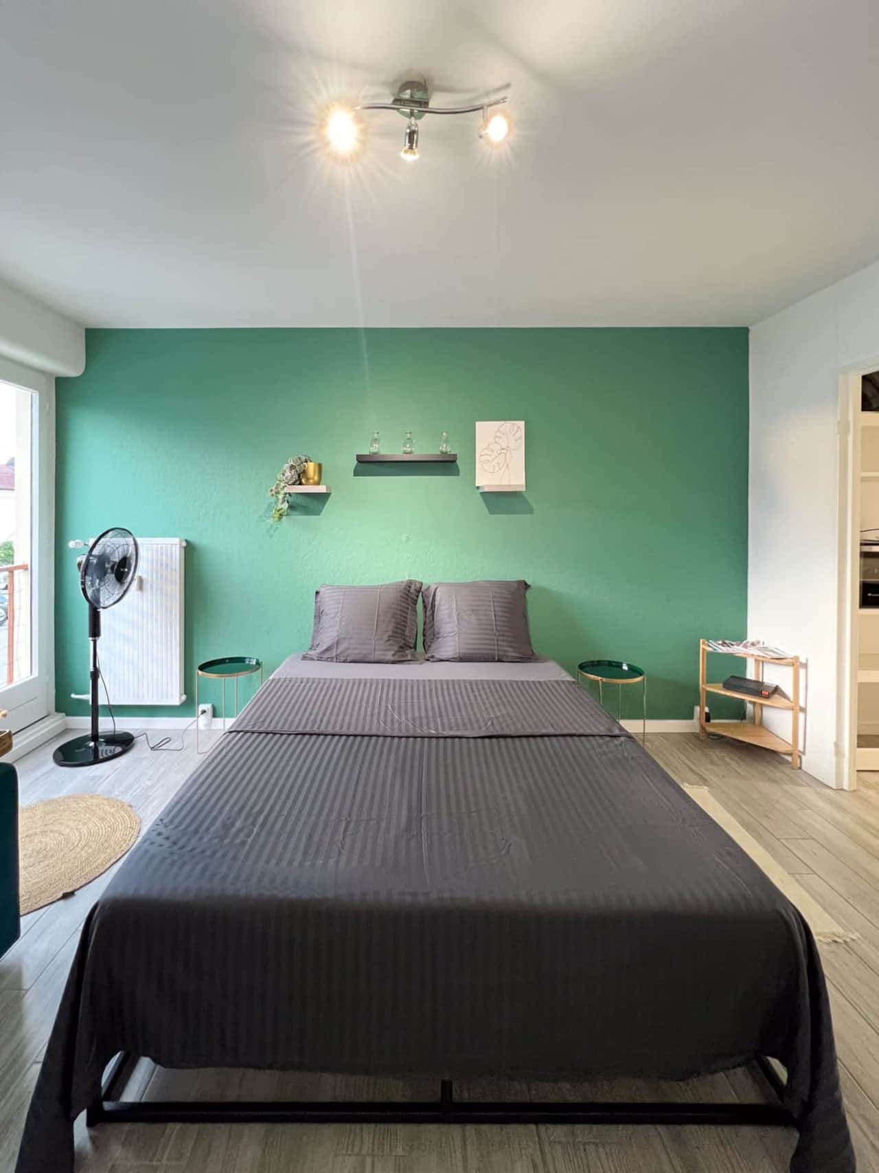 Bed with memory foam mattress 160 x 200 cm