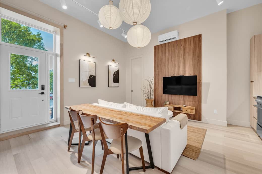 Détendez-vous dans ce magnifique espace à aire ouverte, alliant confort moderne et charme naturel. La pièce comprend un salon lumineux avec un canapé-lit Queen téléviseur ! Parfait pour deux visiteurs supplémentaires ! 
