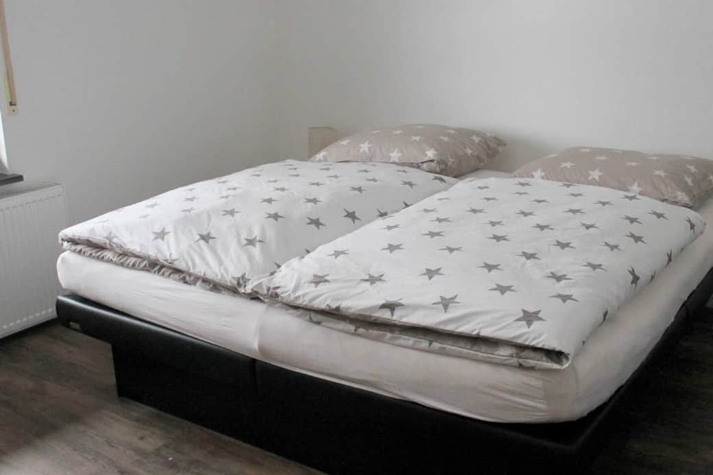 Zimmer I im Erdgeschoss, Luxus Wasserbett, Kleiderschrank 