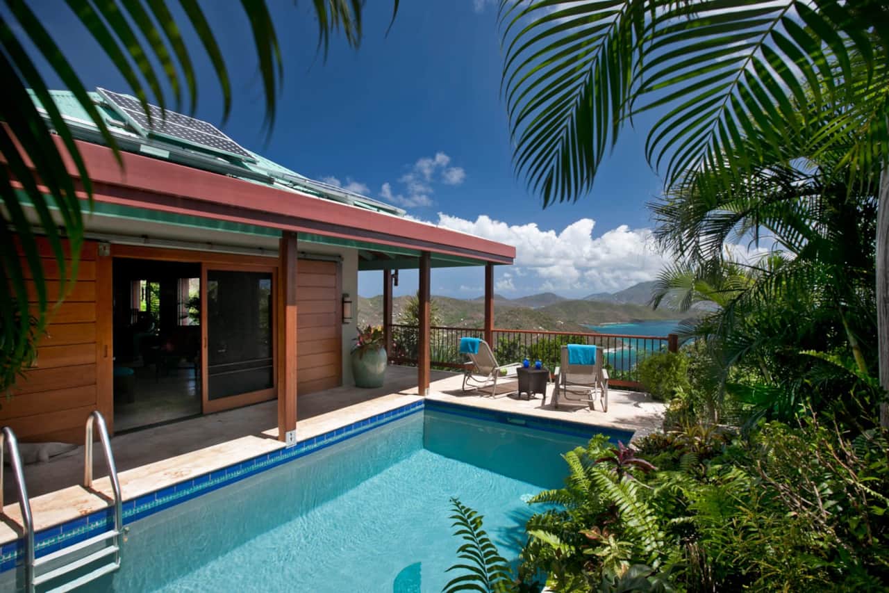 Pool & lounge area