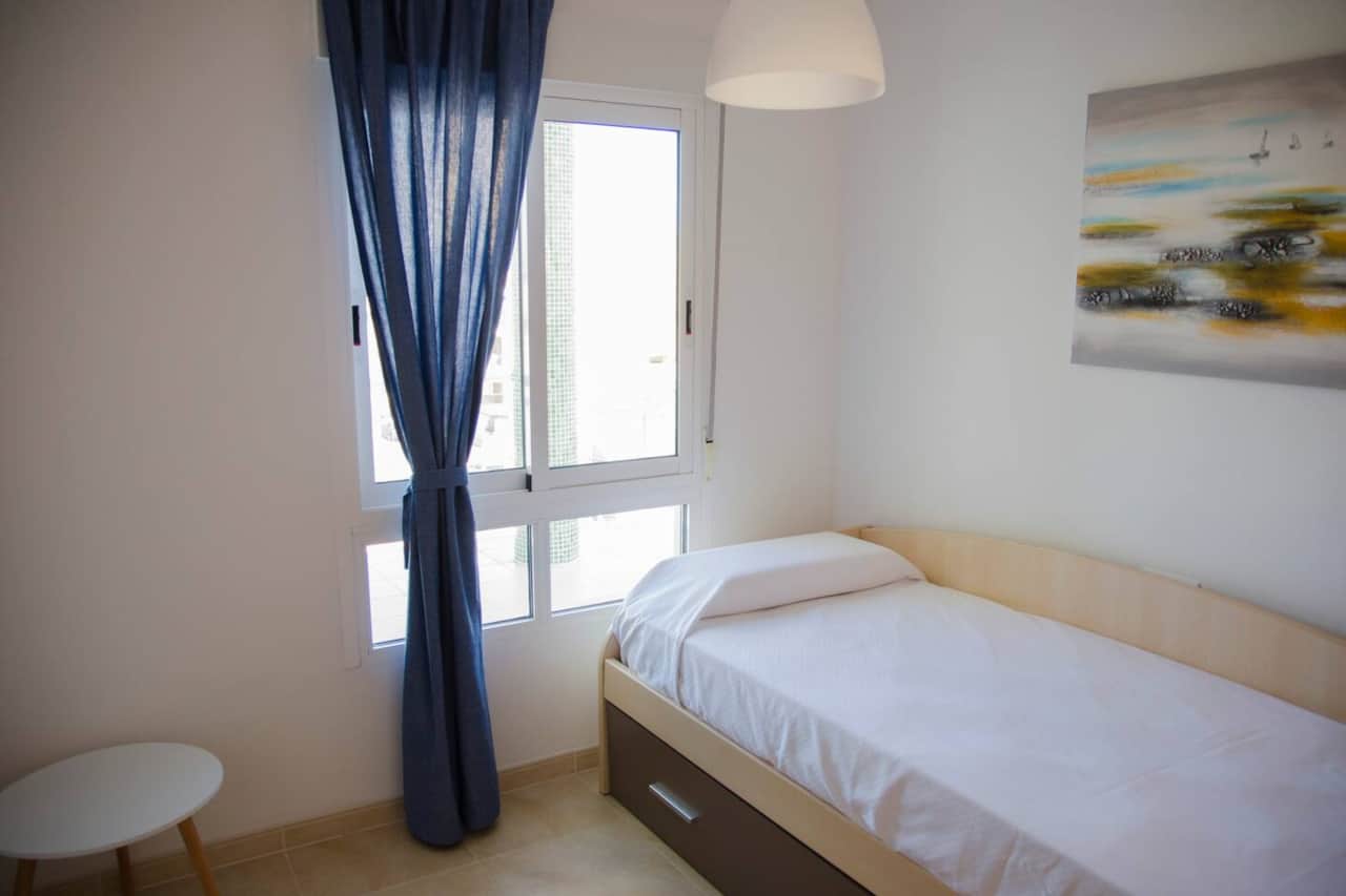 Dormitorio con cama individual y ventana