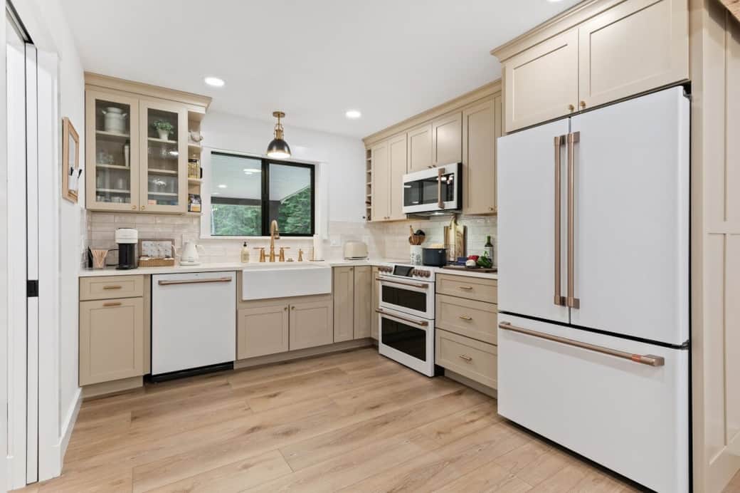 Cafe appliances adorn this space, which features all the chef tools to make your culinary cooking experience delightful. A Nespresso coffee maker, French press, & tea kettle will surely warm your bones morning or night. Decaf & Regular too!