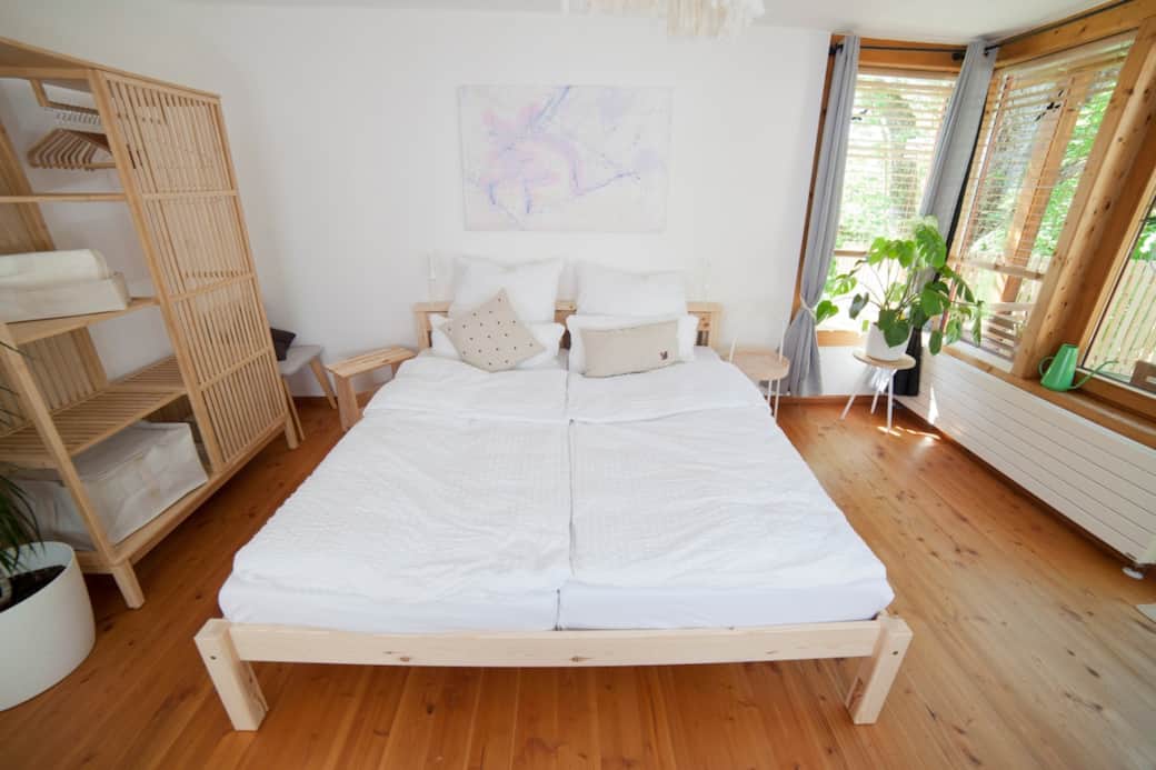 Helles großes Schlafzimmer 