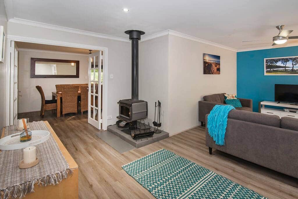 LOUNGEROOM