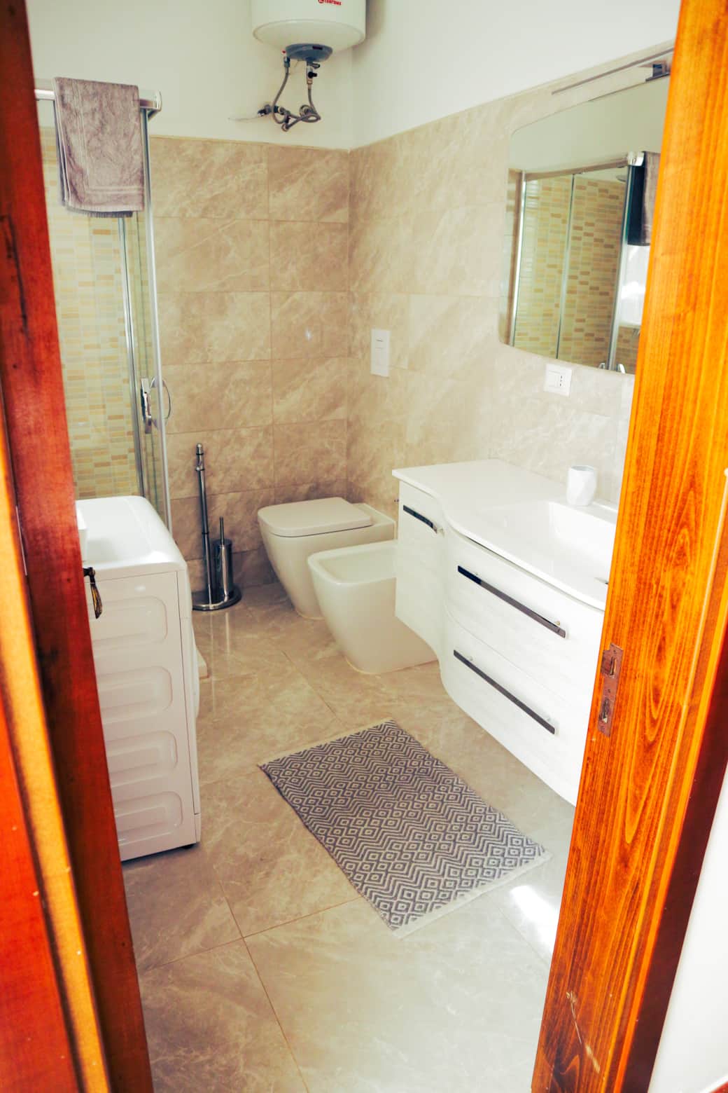 Bagno. Box doccia, Lavatrice, Wc, Bidet, Lavabo, Phone, Ferro da stiro, Kit primo soccorso, Wifi, Za