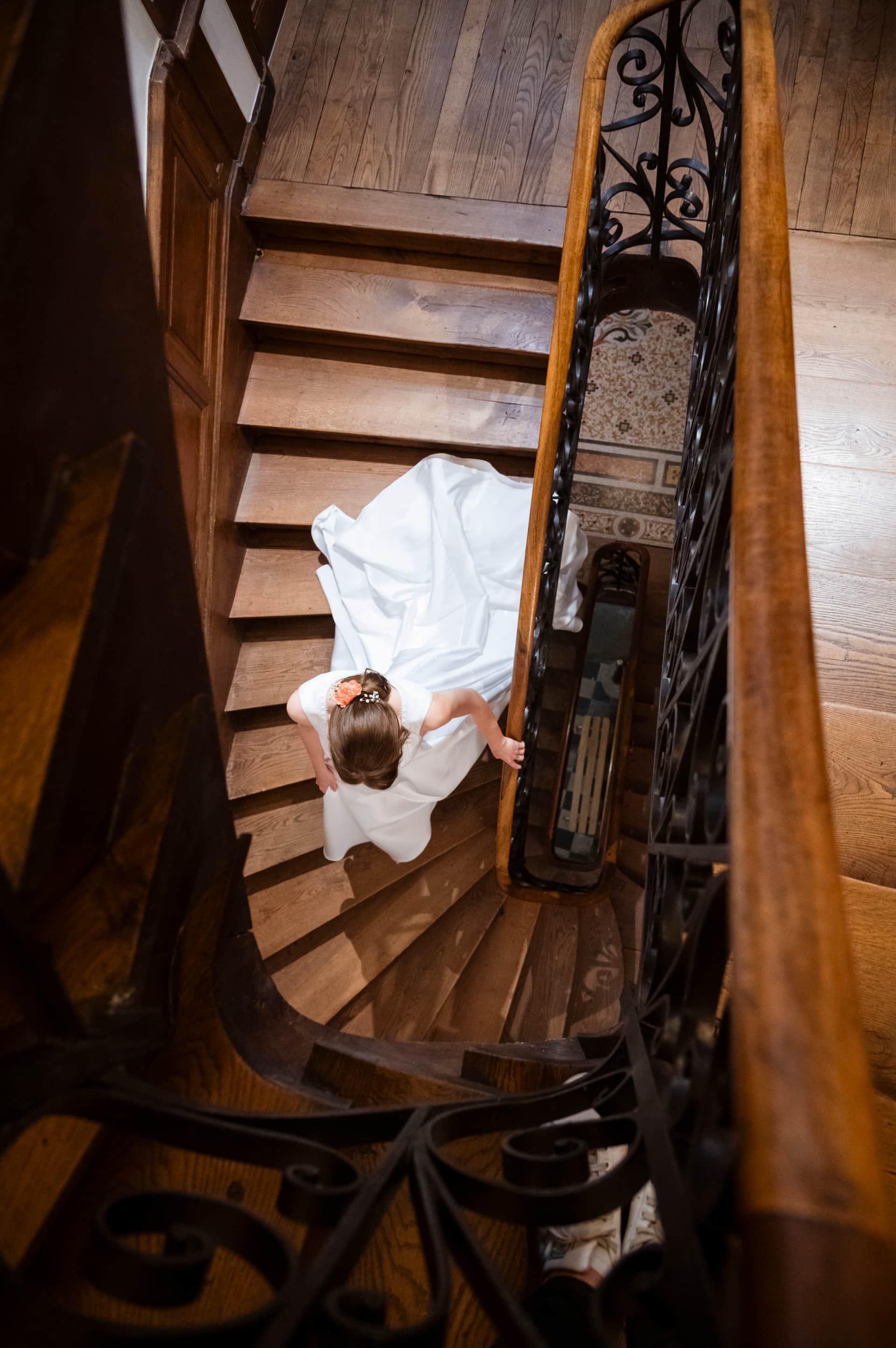 Mariée descendant les escaliers chez Stay & Cook