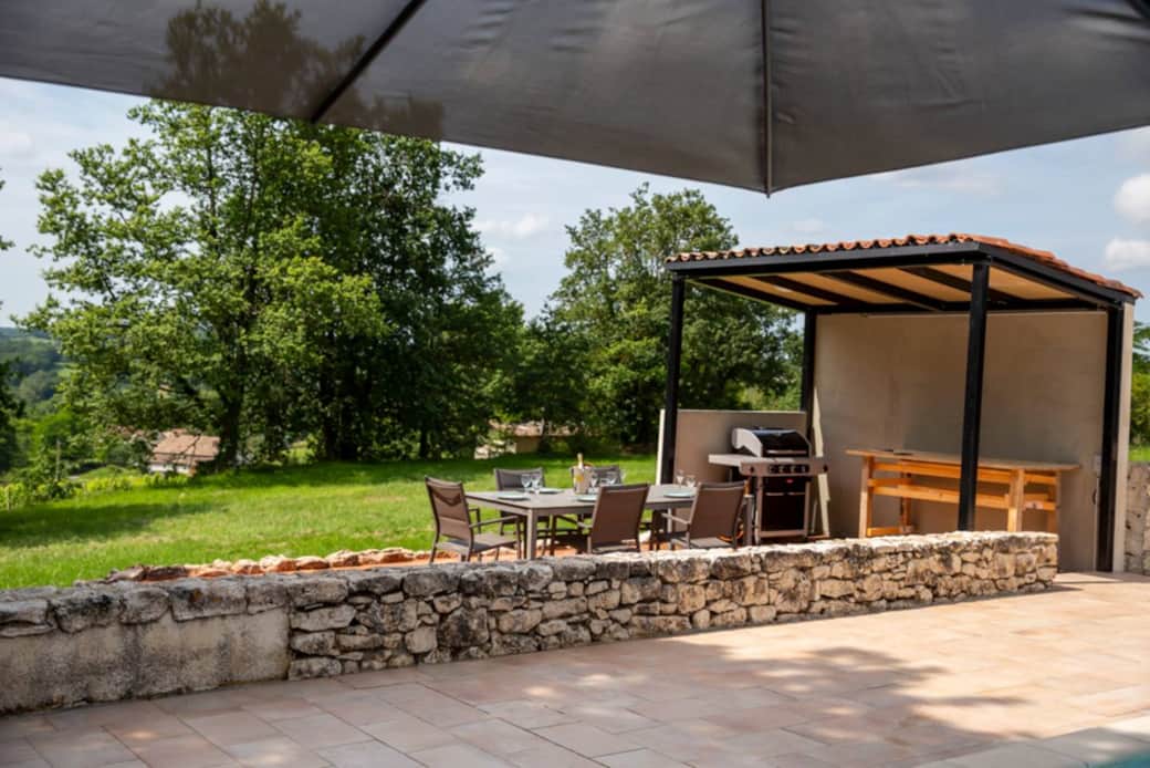 Buitenkeuken met eetplaats en gasbarbecue